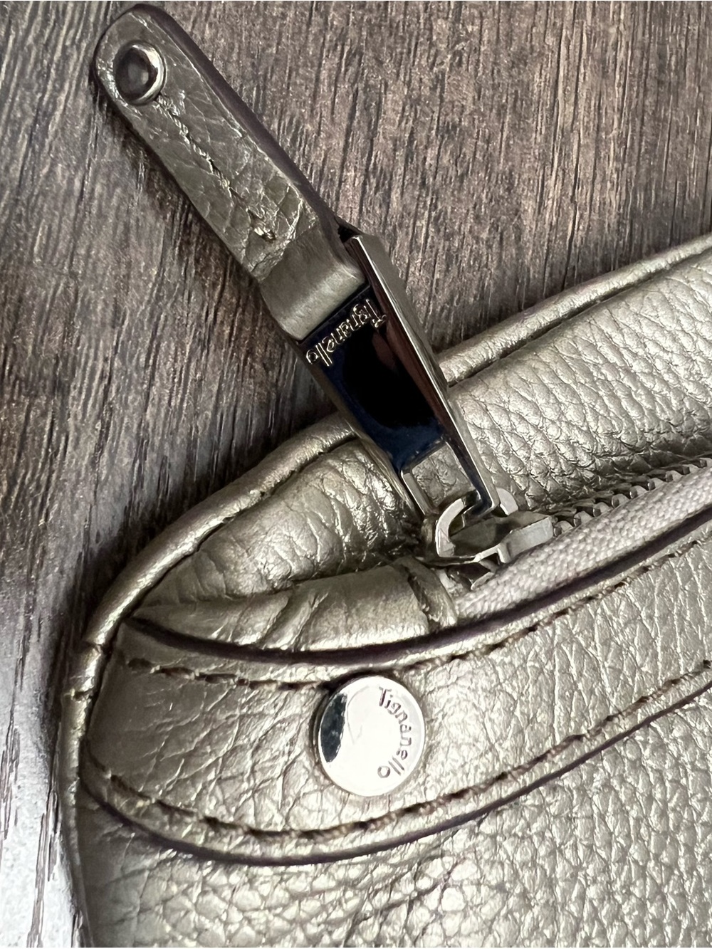 Tignanello Metallic Silver Pebbled Leather Crossbody with Keyring EUC - Picture 11 of 12